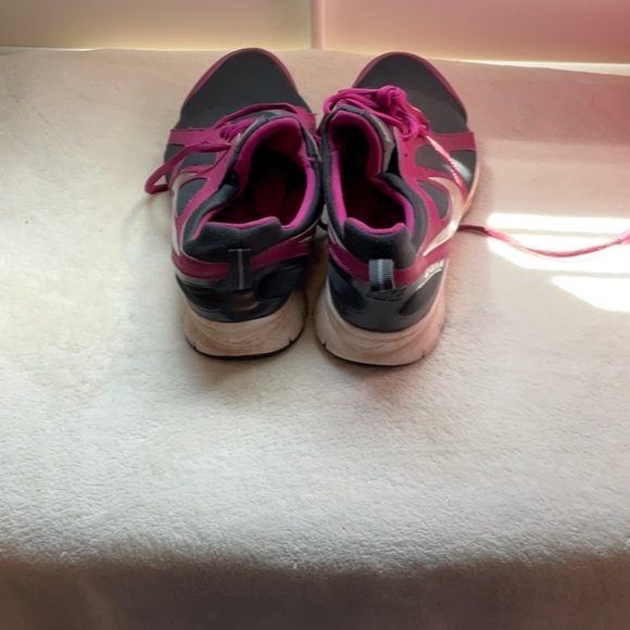 Nike Women's Athletic Shoes in Pink and Gray - Picture 4 of 7
